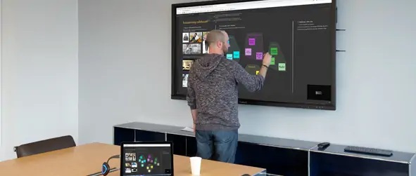 Les atouts de l'écran tactile géant dans les salles de conférence