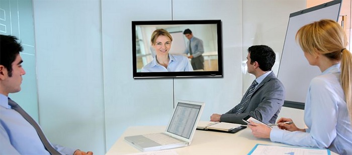 Micro cravate sans fil pour réunion à distance sur écran interactif